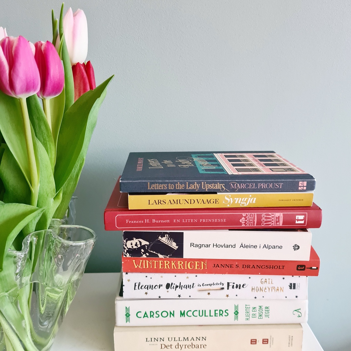 Bøker og tulipaner 