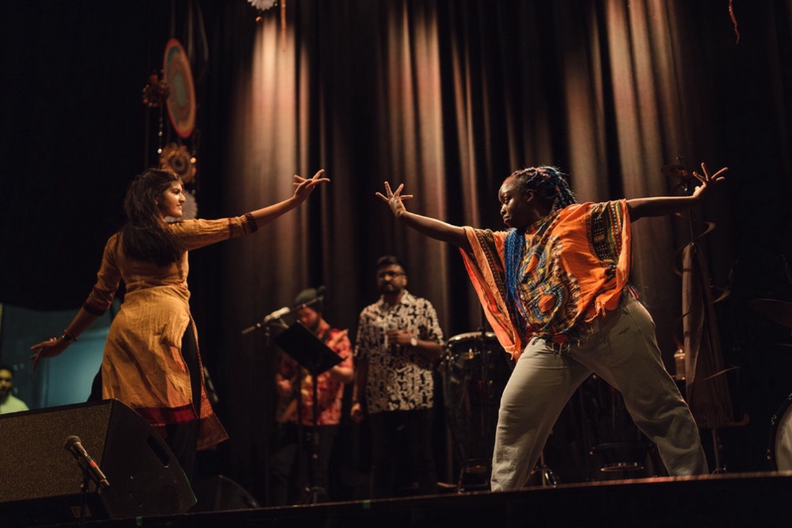 Hawa og Athi som danser på Fargespill sin forestilling