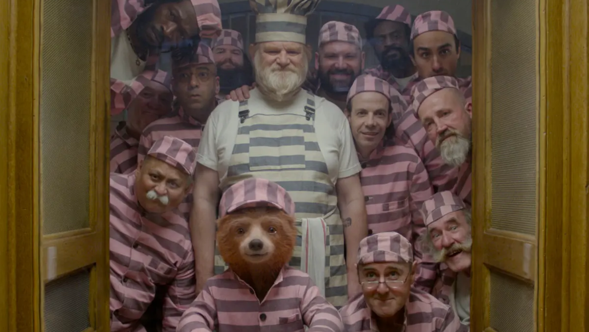 Bilde av Paddington i fengsel med alle sine medfanger