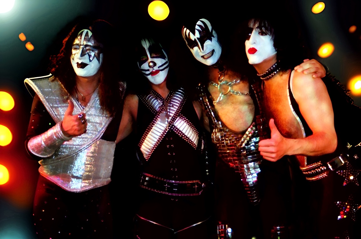 Bilde av bandet Kiss som poserer
