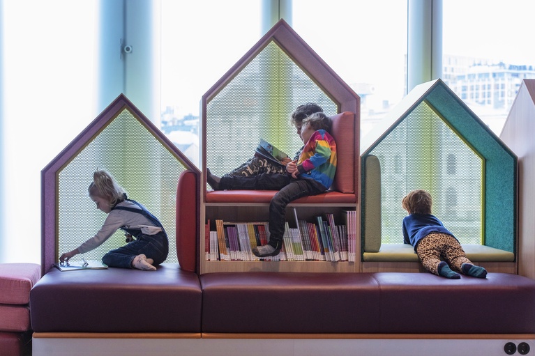 Barn som leser i barneavdelingen i 2. etasje.