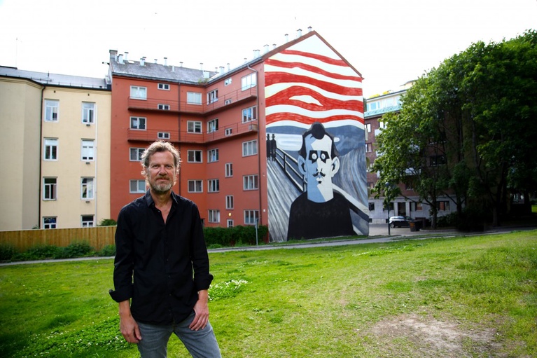 Steffen Kvernelands Munch-forside pryder kortveggen til Jens Bjelkes gate 64 på Tøyen og er malt av Monica Tollnes. Foto: Erik Valebrokk