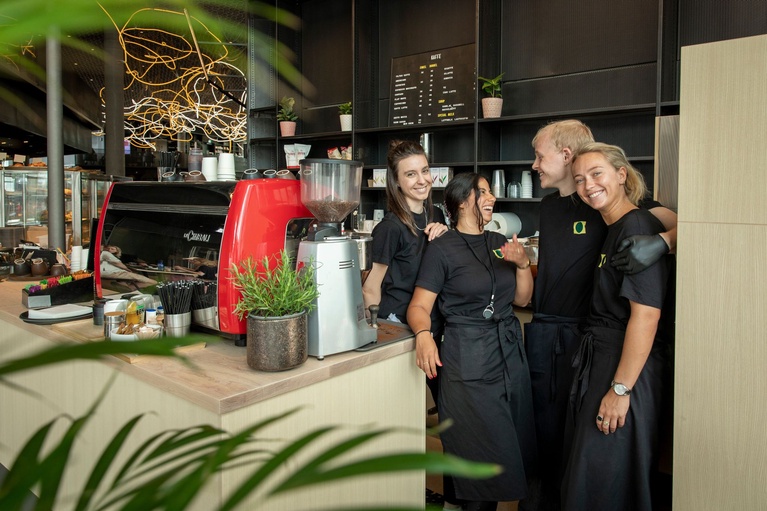 Velkommen til Kaffoteket! Kaffebaren finner du hos oss ved inngangen mot Operagata. Her finner du en variert kaffemeny, lett matservering og søt bakst.